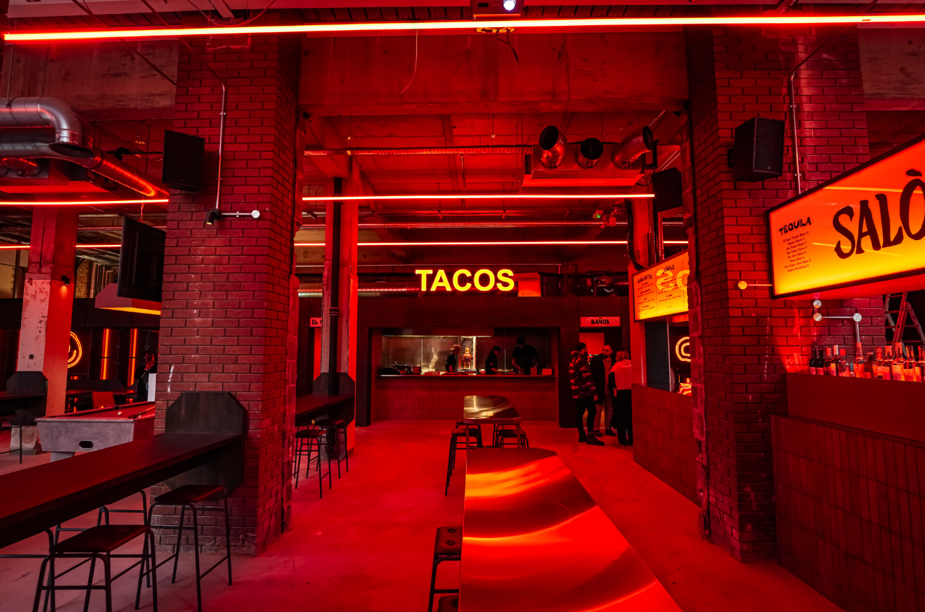 Salón — late-night energy